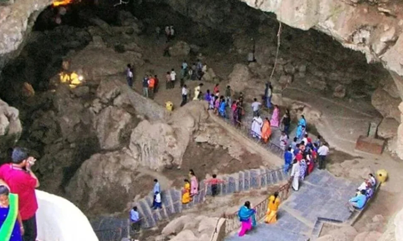 Exploring the Depths of Patal Bhuvaneshwar Cave's Secrets